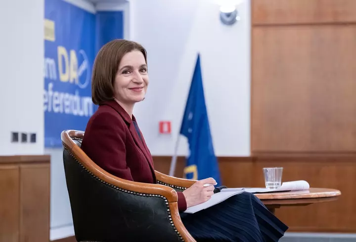 Kira Hagi, apariție elegantă la Opera Națională, la un eveniment. A purtat o rochie roșie, lungă până în pământ, și decoltată