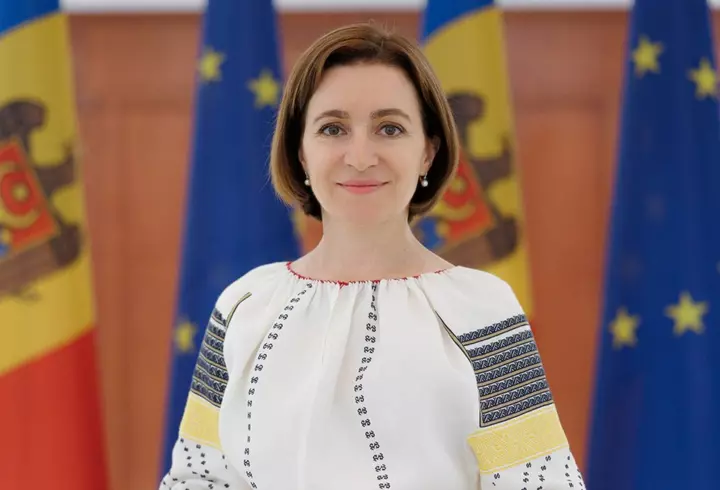 Kira Hagi, apariție elegantă la Opera Națională, la un eveniment. A purtat o rochie roșie, lungă până în pământ, și decoltată