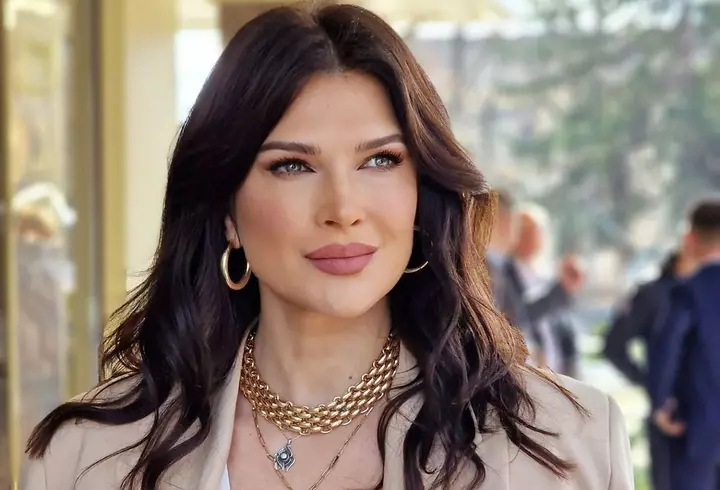 Bianca Drăgușanu contrazice comunicatul Poliției și spune că nu l-a amenințat pe Gabi Bădălău cu un ciob de sticlă: "Nu mă pot bate cu bărbați. Sunt rea de gură, ca orice om care se mai enervează, dar..."