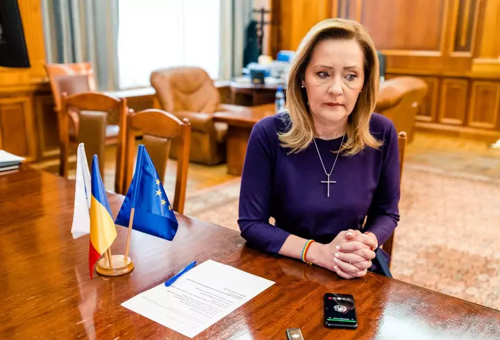 Cine este Crin Antonescu, candidatul comun susținut de PSD-PNL-UDMR la alegerile prezidențiale 2025. A fost profesor și muzeograf, vechi liberal, co-fondator USL și co-autor al suspendării lui Traian Băsescu din 2012