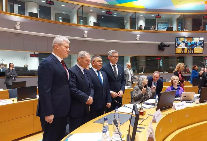 Cine este Crin Antonescu, candidatul comun susținut de PSD-PNL-UDMR la alegerile prezidențiale 2025. A fost profesor și muzeograf, vechi liberal, co-fondator USL și co-autor al suspendării lui Traian Băsescu din 2012