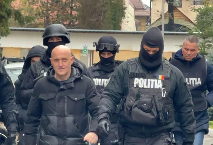 Cine este Crin Antonescu, candidatul comun susținut de PSD-PNL-UDMR la alegerile prezidențiale 2025. A fost profesor și muzeograf, vechi liberal, co-fondator USL și co-autor al suspendării lui Traian Băsescu din 2012