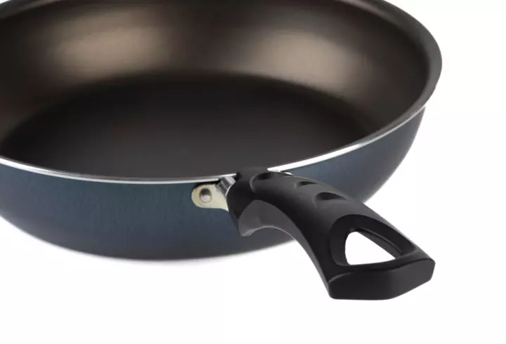 Ce semnifică trecerea pe sub masă la biserică, în Vinerea Mare