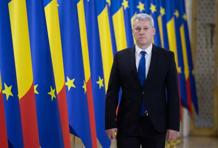 Marcel Ciolacu a îmbrăcat un pulover de 4 mii de euro când a ieșit în curte să-și salveze pisica dintr-un copac. Cum au reacționat fanii, pe Tik Tok