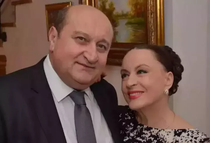 Roxana Nemeș și Călin Hagima și-au botezat gemenii, Ania și Zain, în secret. Imagini de la petrecere: decor de lux cu sute de trandafiri și lumânări, ținute spectaculoase și meniu de cinci stele
