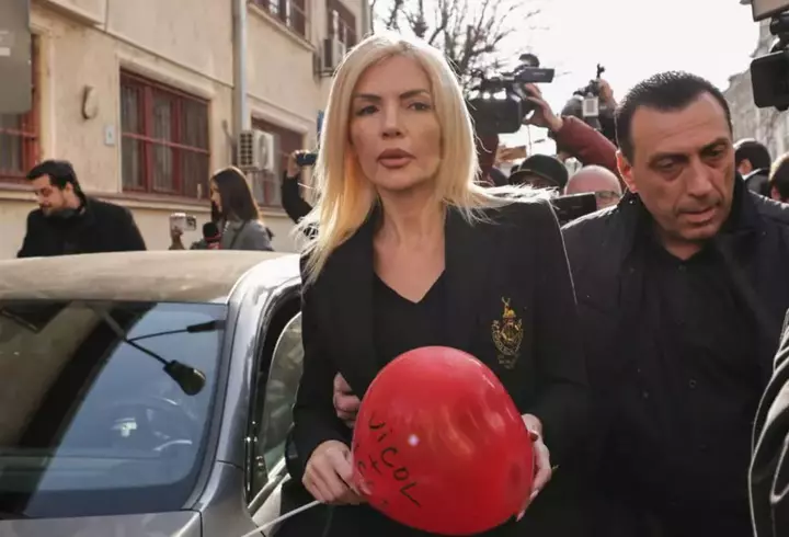 Marcel Ciolacu a îmbrăcat un pulover de 4 mii de euro când a ieșit în curte să-și salveze pisica dintr-un copac. Cum au reacționat fanii, pe Tik Tok