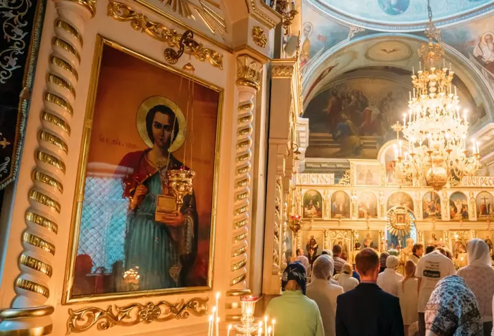 Ce semnifică trecerea pe sub masă la biserică, în Vinerea Mare