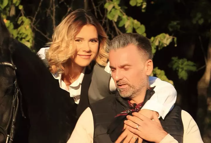 Cum arată locul în care s-au cazat Florin Ristei și Speak pentru filmările Insula iubirii. Cazarea este înconjurată de palmieri și are piscină