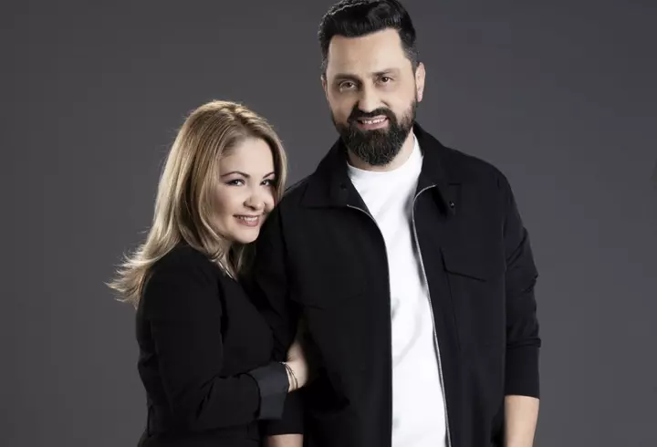 Petre Roman, invitat surpriză la aniversarea fiicei lui, Oana Roman. S-au îmbrățișat și au tăiat împreună tortul: „E cel mai frumos și mai bun”. Ce a făcut de ziua ei, în memoria Mioarei Roman