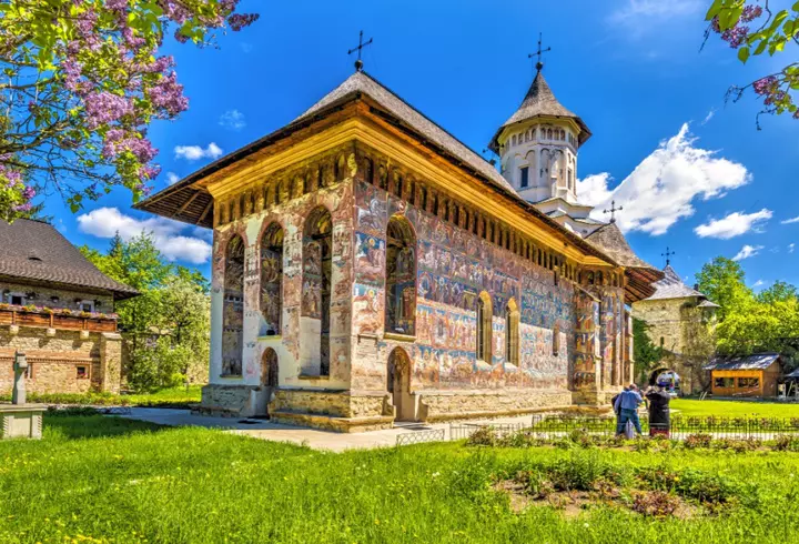 Ce semnifică trecerea pe sub masă la biserică, în Vinerea Mare