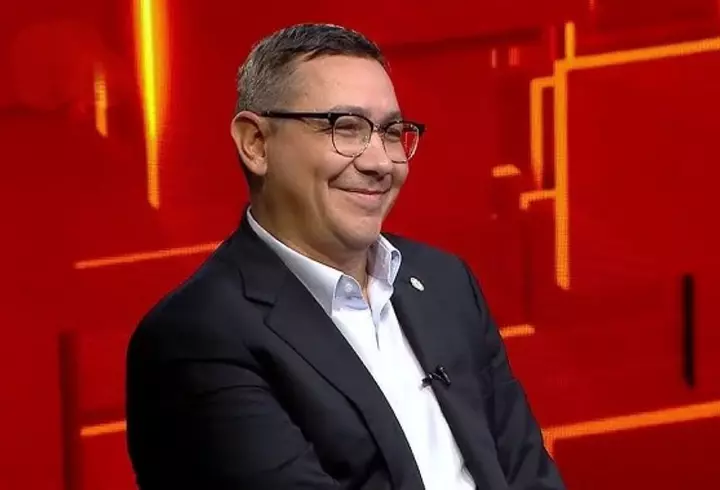 O jurnalistă România TV, la un pas de tragedie după ce a căzut într-un șanț adânc, în timp ce transmitea, în direct, de la inundații: "Totul era acoperit de apă murdară"/ VIDEO