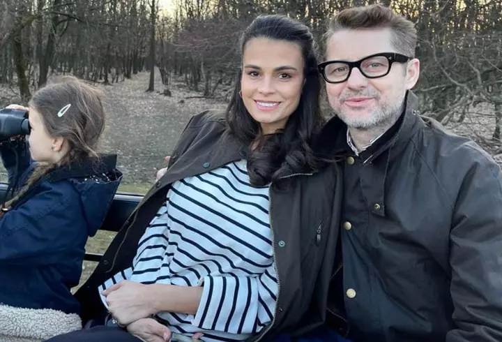 Petre Roman, invitat surpriză la aniversarea fiicei lui, Oana Roman. S-au îmbrățișat și au tăiat împreună tortul: „E cel mai frumos și mai bun”. Ce a făcut de ziua ei, în memoria Mioarei Roman