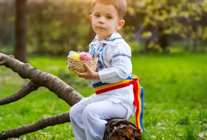 Ce semnifică trecerea pe sub masă la biserică, în Vinerea Mare
