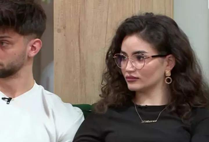 Petre Roman, invitat surpriză la aniversarea fiicei lui, Oana Roman. S-au îmbrățișat și au tăiat împreună tortul: „E cel mai frumos și mai bun”. Ce a făcut de ziua ei, în memoria Mioarei Roman
