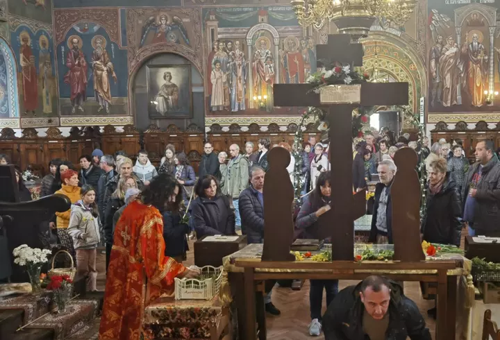 Ce semnifică trecerea pe sub masă la biserică, în Vinerea Mare