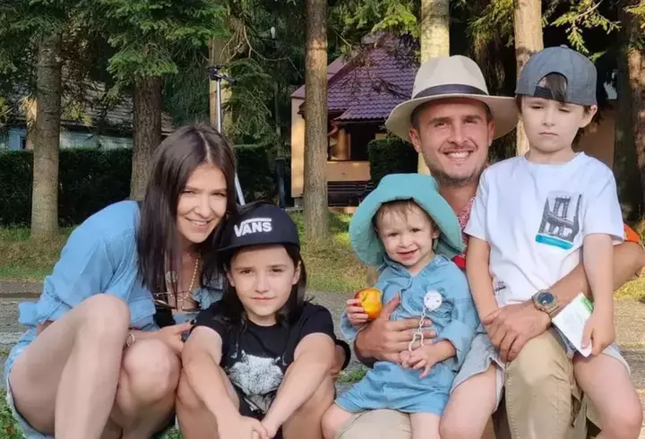 O jurnalistă România TV, la un pas de tragedie după ce a căzut într-un șanț adânc, în timp ce transmitea, în direct, de la inundații: "Totul era acoperit de apă murdară"/ VIDEO