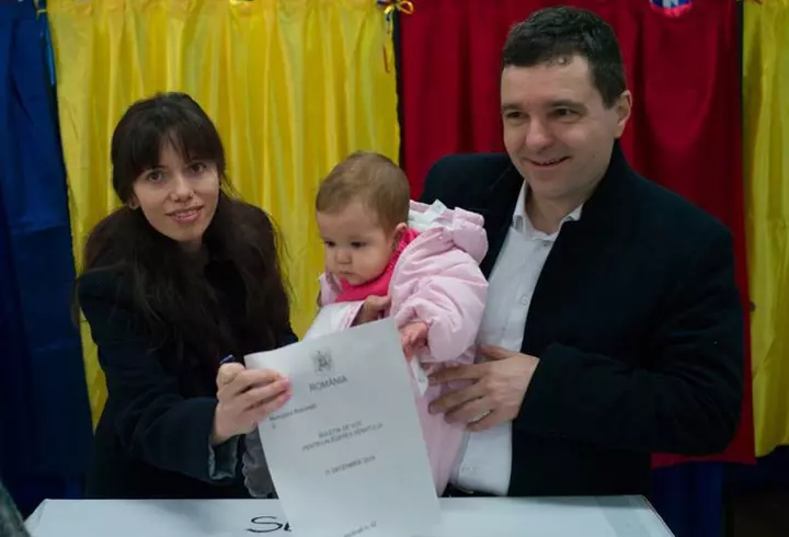 Cum s-a întâmplat tragedia în care o fostă jurnalistă și fiica ei s-au aruncat de la etaj. Filmul evenimentelor, povestit de vecini și ce a spus tatăl copilului: „Când am ajuns, fetița încă respira”