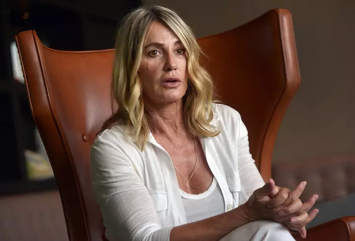 Cum s-a întâmplat tragedia în care o fostă jurnalistă și fiica ei s-au aruncat de la etaj. Filmul evenimentelor, povestit de vecini și ce a spus tatăl copilului: „Când am ajuns, fetița încă respira”