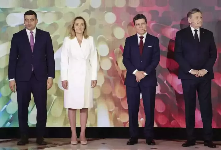 Ce averi au Nicușor Dan și George Simion, candidații care luptă pentru președinția României. Nicușor are credite la bancă și a primit donații, Simion a avut un dar de nuntă fabulos