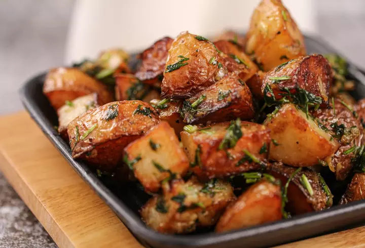 Suc de roșii fără conservanți: metoda naturală folosită de Dragoș Bucur și Dana Nălbaru. Care este ingredientul secret ce ajută la conservare