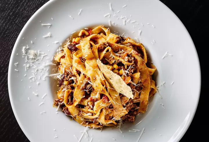 Suc de roșii fără conservanți: metoda naturală folosită de Dragoș Bucur și Dana Nălbaru. Care este ingredientul secret ce ajută la conservare