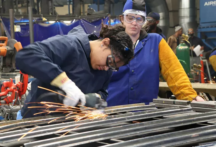 Care sunt județele cu cele mai multe job-uri pentru candidații fără studii superioare și pentru muncitorii calificați și necalificați