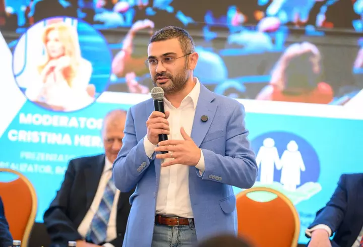 Nina, soția lui Ion Iliescu, mesaj emoționant la catafalcul fostului preşedinte: „Cu adâncă durere”. Cum arată coroana de flori adusă de ea, singura de pe sicriu