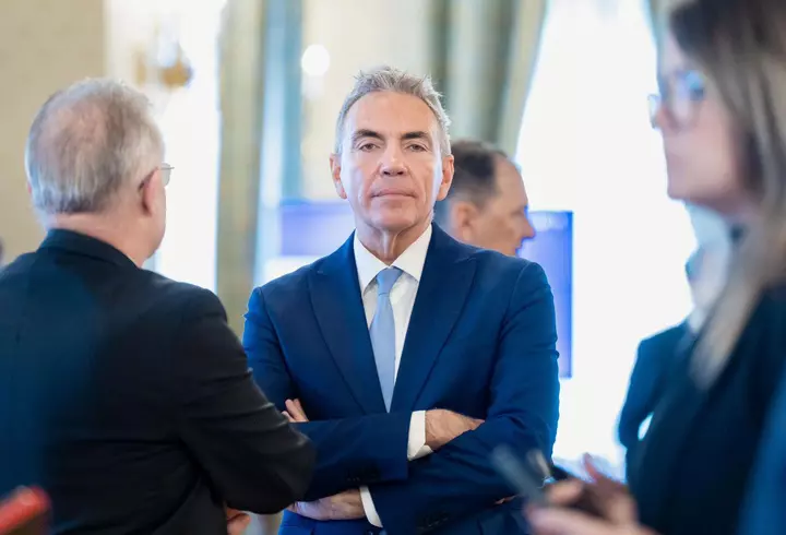 Nina, soția lui Ion Iliescu, mesaj emoționant la catafalcul fostului preşedinte: „Cu adâncă durere”. Cum arată coroana de flori adusă de ea, singura de pe sicriu