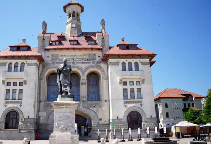 Pe ce mână se poartă verigheta și inelul de logodnă