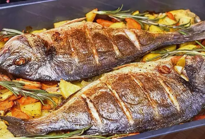 Suc de roșii fără conservanți: metoda naturală folosită de Dragoș Bucur și Dana Nălbaru. Care este ingredientul secret ce ajută la conservare