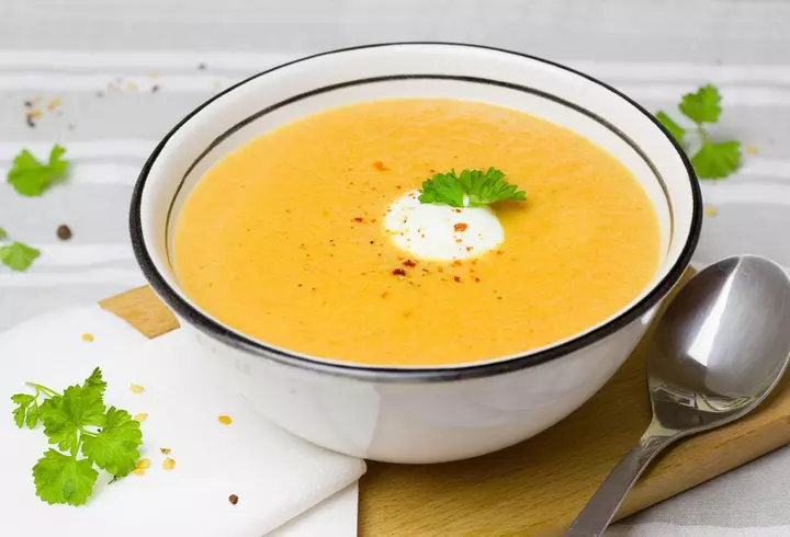 Suc de roșii fără conservanți: metoda naturală folosită de Dragoș Bucur și Dana Nălbaru. Care este ingredientul secret ce ajută la conservare