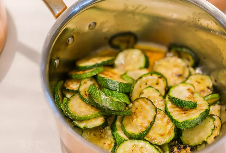 Cum previi formarea mucegaiului la zacuscă