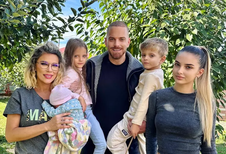 Cum arată noua casă a lui Nicole Cherry: „Aproape gata! Într-o lună suntem mutați”. Locuința este spațioasă, are scară interioară și baie cu obiecte sanitare roz