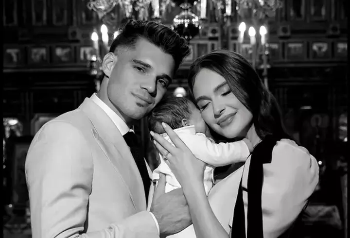 Roxana Nemeș și Călin Hagima și-au botezat gemenii, Ania și Zain, în secret. Imagini de la petrecere: decor de lux cu sute de trandafiri și lumânări, ținute spectaculoase și meniu de cinci stele