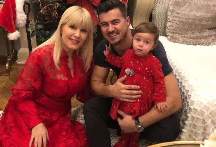 Mama Claudiei Pătrășcanu, virală pe TikTok după ce a falsat pe piesa "Noi suntem români", la târgul de Crăciun din Constanța: "Din respect pentru cetățeni, ar fi fost decent să vă opriți"