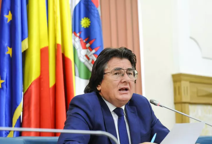 Cine e Ionuţ Moşteanu. Este căsătorit, are doi copii și a demisionat din funcția de ministru al Apărării după ce s-a descoperit că și-a falsificat CV-ul