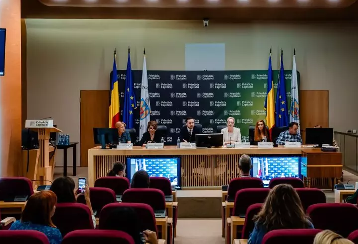George Simion și Călin Georgescu, mitinguri separate la Alba Iulia. Liderul AUR, însoțit de soție și fiu, s-a plâns de atitudinea jandarmilor: „Nu respectă niște reguli”