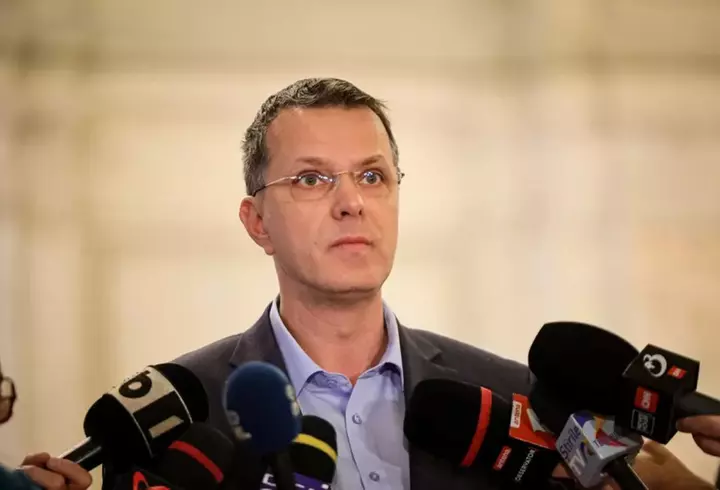 George Simion și Călin Georgescu, mitinguri separate la Alba Iulia. Liderul AUR, însoțit de soție și fiu, s-a plâns de atitudinea jandarmilor: „Nu respectă niște reguli”