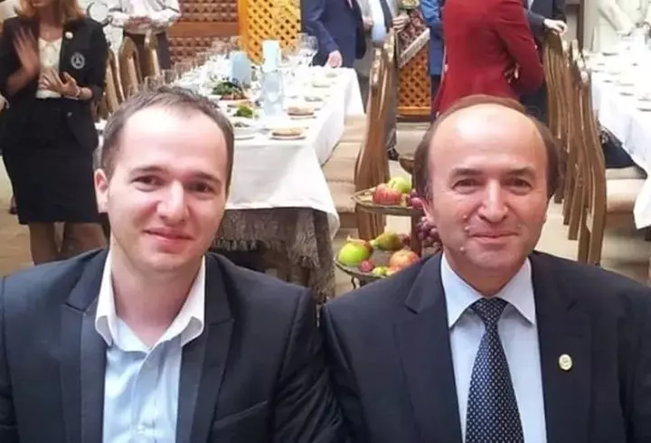 Cine e Ionuţ Moşteanu. Este căsătorit, are doi copii și a demisionat din funcția de ministru al Apărării după ce s-a descoperit că și-a falsificat CV-ul