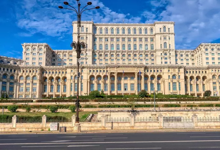 Alocaţiile pentru copii nu vor fi mărite nici în anul 2026, deși legislația în vigoare prevede actualizarea anuală cu rata inflației / Câți bani pierd copiii