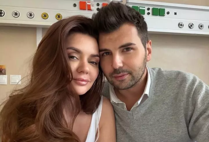 Naomi Hedman, sărut pătimaș cu noul iubit după despărțirea de fiul Ozanei Barabancea. Cu cine s-a afișat cântăreața
