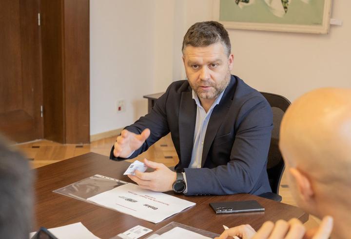 Reacția ministrului Rogobete, după ce a fost acuzat că a panicat populația în cazul avionului întors pe Otopeni: "Într-un scenariu negativ, vorbeam despre victime multiple, care nu se tratează pe pistă"