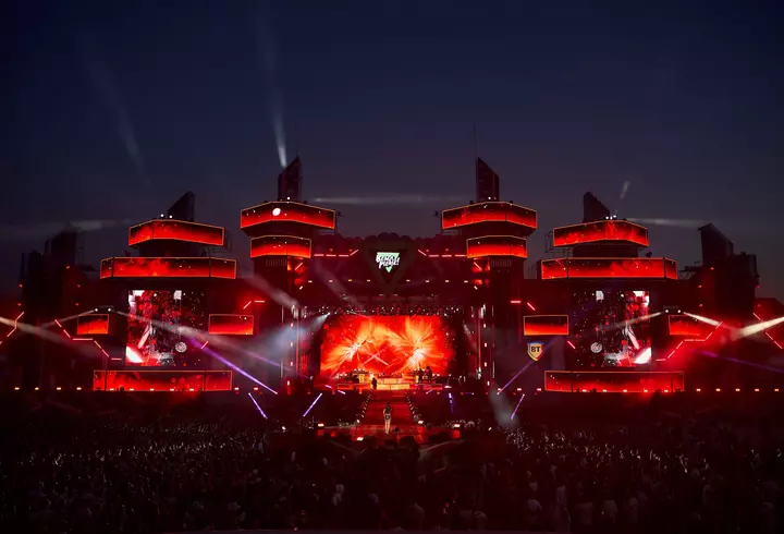 Cum să transformi o rochie de seară simplă într-o ținută spectaculoasă