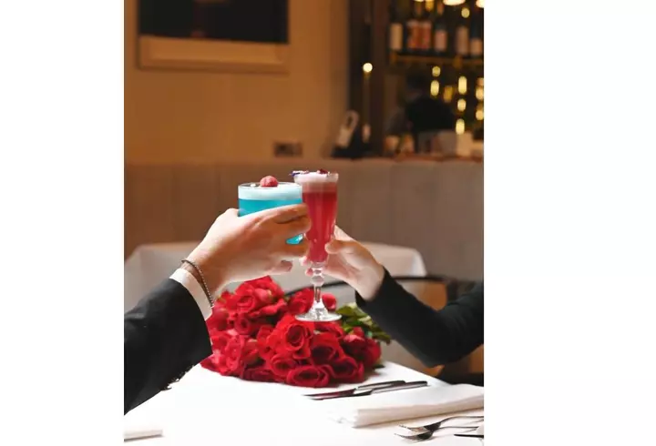 Cum să transformi o rochie de seară simplă într-o ținută spectaculoasă