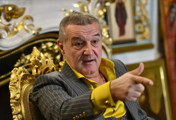 Ce sfaturi le-a dat Sanda Ladoși copiilor ei în alegerea carierei: „Chiar dacă ar lucra ca femeie de serviciu, le-am spus că trebuie să își facă treaba impecabil”. Bogdan e student la Medicină, iar Ioana vrea să facă Dreptul