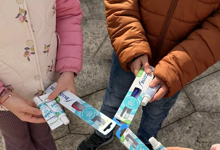 Sunt pantofii sport pentru bărbați potriviți pentru o ieșire în oraș vineri seara?