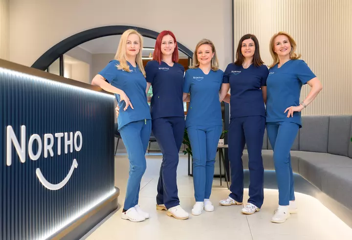 Top 7 idei de ținute cu balerini la birou – confort real, stil actual
