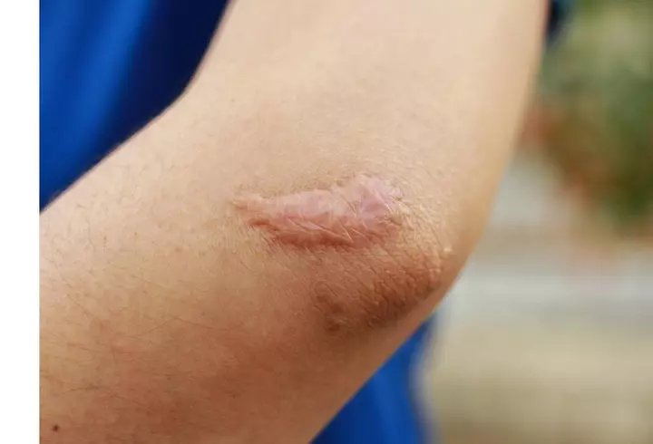 Sunt pantofii sport pentru bărbați potriviți pentru o ieșire în oraș vineri seara?