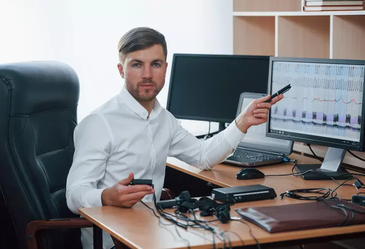 Sunt pantofii sport pentru bărbați potriviți pentru o ieșire în oraș vineri seara?