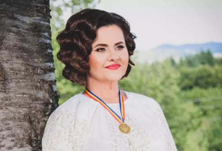 Cine o înlocuiește pe Geanina Ilieș la Antena Stars. La pupitrul știrilor mondene vine o prezentatoare cu 23 de ani de experiență